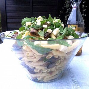 Těstovinový salát s žampiony, rukolou a mozzarellou