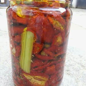 ve sklenicích - řapíkatý celer a mrkvička, chilli paprička