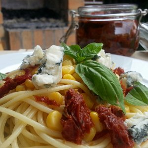 Špagety s Gorgonzolou, sušenými rajčaty a sladkou kukuřicí