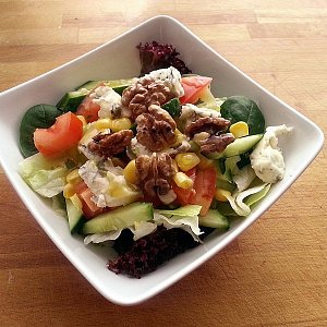 Salát s Gorgonzolou a ořechy